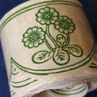 papir kantbort offwhite med grønne blomster buet kant gammel hyldekant